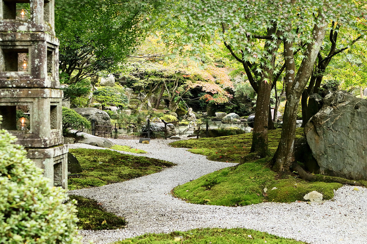 Tokumei-en and Dokutsu Kannon (Cave of Goddess of Mercy Statues)