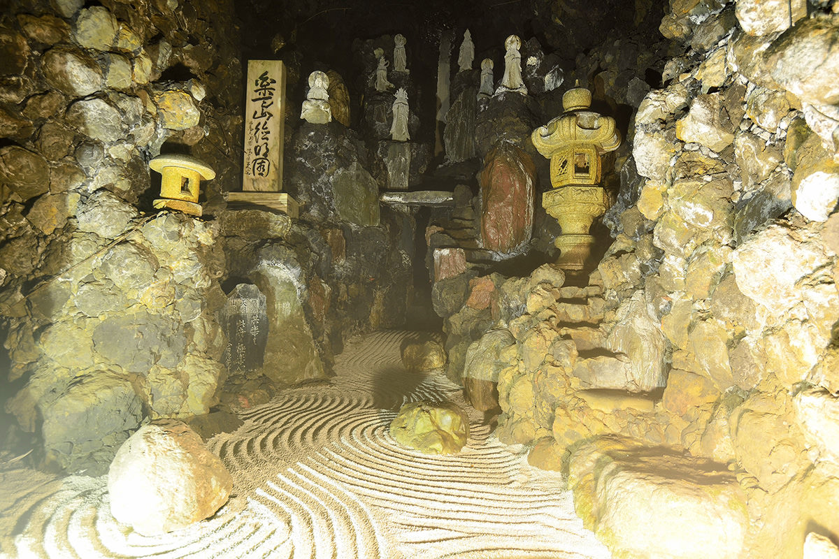 Tokumei-en and Dokutsu Kannon (Cave of Goddess of Mercy Statues)