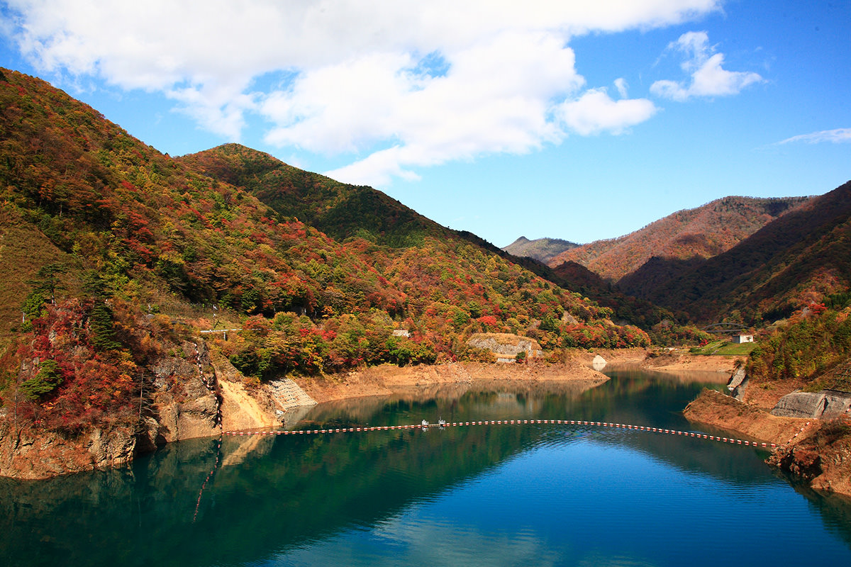 ใบไม้เปลี่ยนสีรอบทะเลสาบโอคุชิมะ