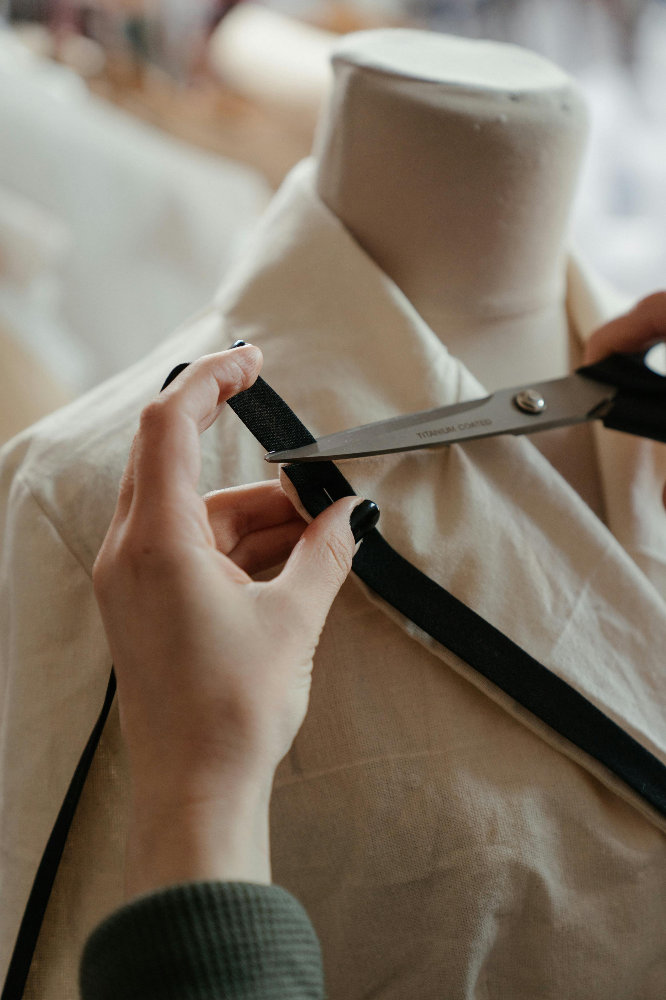 Tailoring a shirt collar, creating a customised client experience