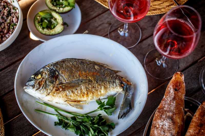 Im Paros fühlen sich Fisch- und Wein-Liebhaber besonders wohl (Symbolbild) | Quelle: Shutterstock \[…\]