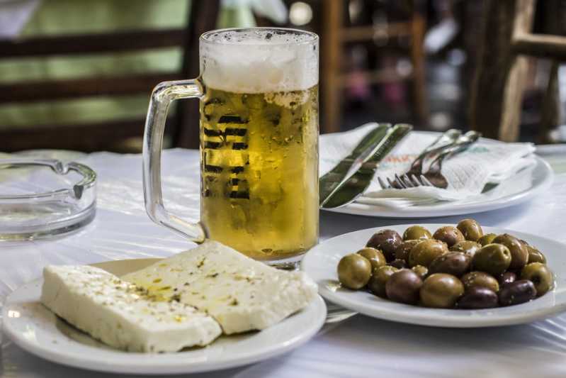 Im Biergarten vom Lucullus gönnt man sich griechische Speisen ganz entspannt (Symbolbild) | Quelle: Shutterstock \[…\]