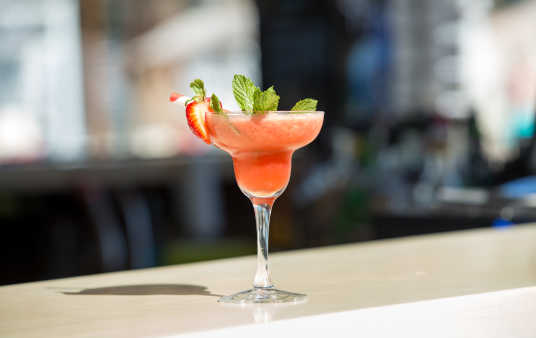 Cocktails an Strandbar in Muenchen 
