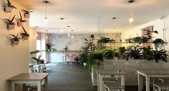 Der Avocado Club in der Holteistraße \[…\]

[Weiterlesen…](https://quisine.quandoo.de/guide/die-12-besten-restaurants-in-friedrichshain/attachment/avocado-club-berlin/)