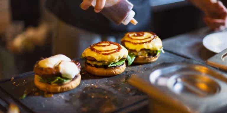 Gute Burger sind eine der beliebtesten Speisen in Berlin | Quelle: Shutterstock \[…\]

[Wei](https://quisine.quandoo.de/guide/burger-prenzlauer-berg/attachment/beste-burger-berlin-i/)