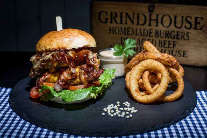Der Smokey BBQ mit Crispy Bacon, karamellisierten Zwiebeln und Cheddar Cheese. Quelle: Grindhouse – Housemade Burgers. \[…\]