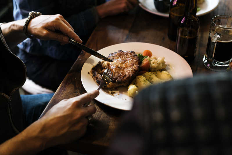 In der Schlachterbörse trifft hanseatische Kneipenkultur auf ausgewählte Steaks. Quelle: Shutterstock \[…\]