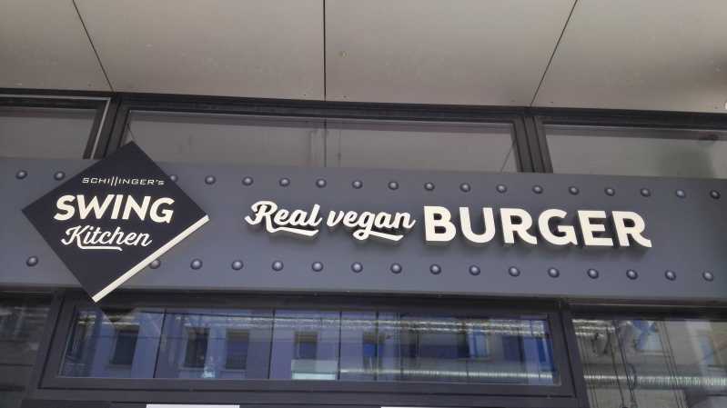 Das Swing Kitchen trägt den offiziellen Untertitel „Real Vegan Burgers“ | Foto: Arne Trusch \[…\]