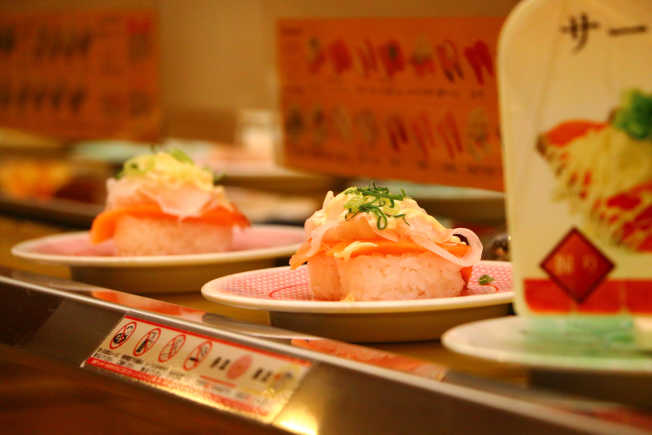 Salmon Nigiri Sushi with sliced onion plate in Kaiten Sushi restaurant \[…\]

[Weiterlesen…](https://quisine.quandoo.de/guide/running-sushi-in-berlin/attachment/kaiten-sushi/)