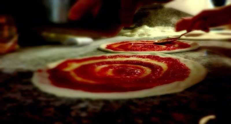 Una fase di preparazione della pizza da Fratelli Caponi – Fonte: Quandoo \[…\]

[Leggi tut](https://quisine.quandoo.it/guide/dove-vedere-la-partita-del-napoli/attachment/caponi/)