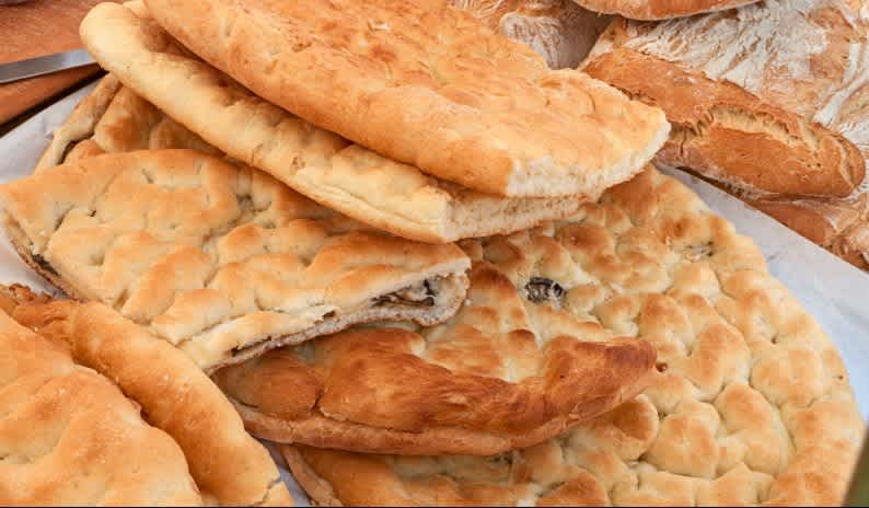 Schiacciata, focaccia bianca o schiaccia. Ma a Siena si chiama ciaccino. Fonte- ermess : Shutterstock \[…\]