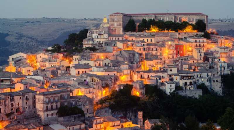 Le strette stradine illuminate di Ragusa Ibla – Fonte: Shutterstock \[…\]