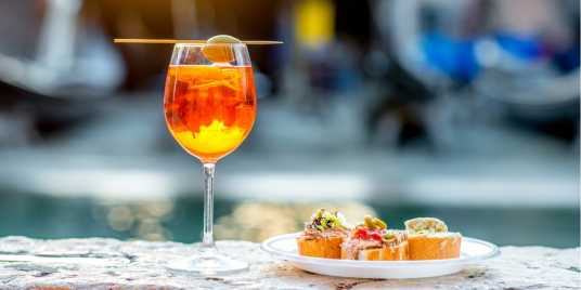 Spritz e cicchetti dei bacari Venezia 2018 – Fonte: Shutterstock \[…\]

[Legg](https://quisine.quandoo.it/guide/15-bacari-venezia-prezzi-mappa/attachment/shutterstock_435487120/)