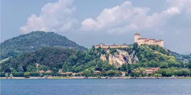 La Rocca Borromea di Angera vista da Arona – Fonte: Shutterstock \[…\]