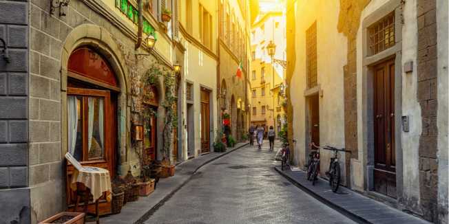 Strada di Firenze – Fonte: Shutterstock \[…\]

[Leggi tutto…](https://quisine.quandoo.it/guide/ristoranti-strani-firenze-menu-prezzi/attachment/shutterstock_653348119/)
