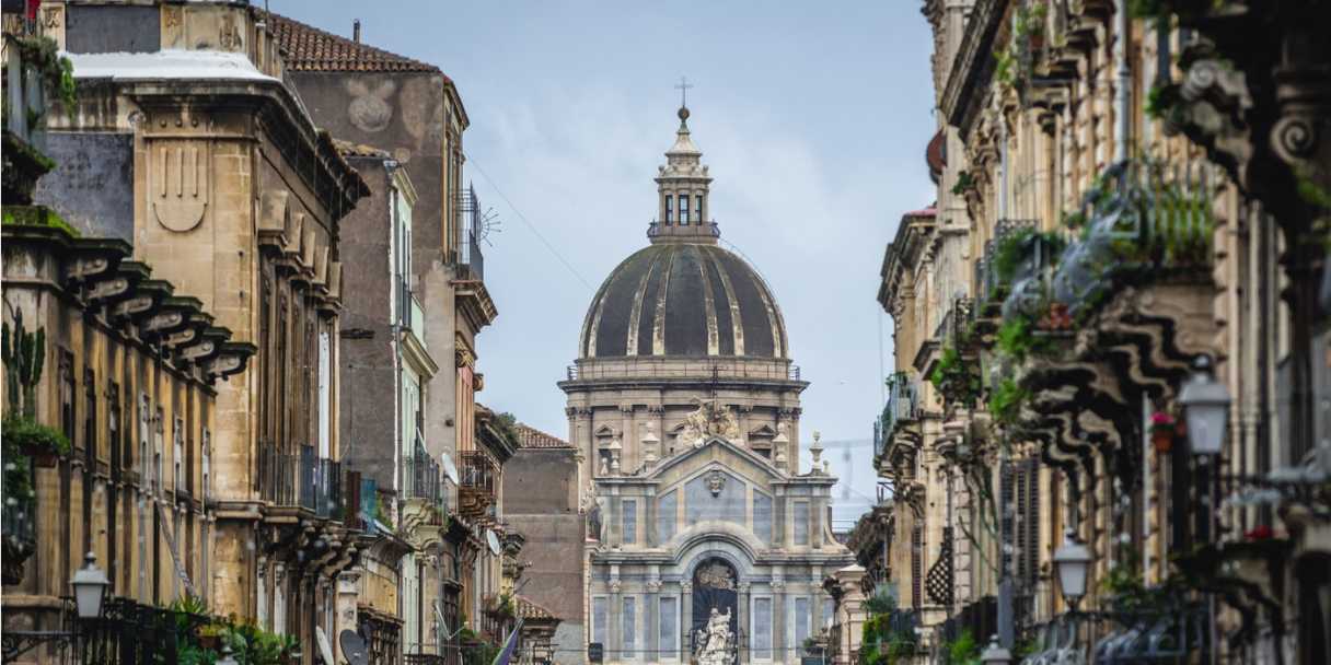 Catania, vista della cattedrale di Sant’Agata – Fonte: Shutterstock \[…\]