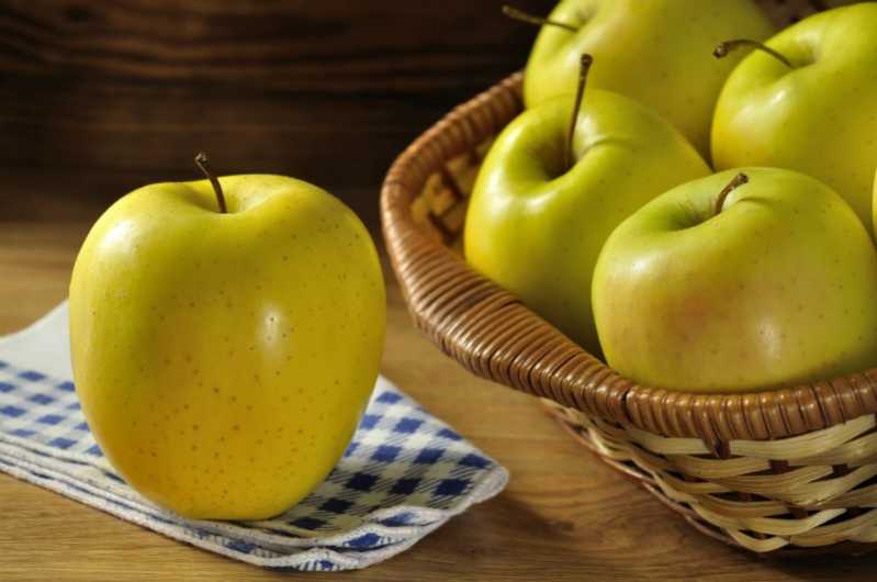 Le mele sono le regine dell’economia locale, e la varietà Golden Delicious è la più coltivata. Fonte: Sfocato / Shutterstock. \[…\]