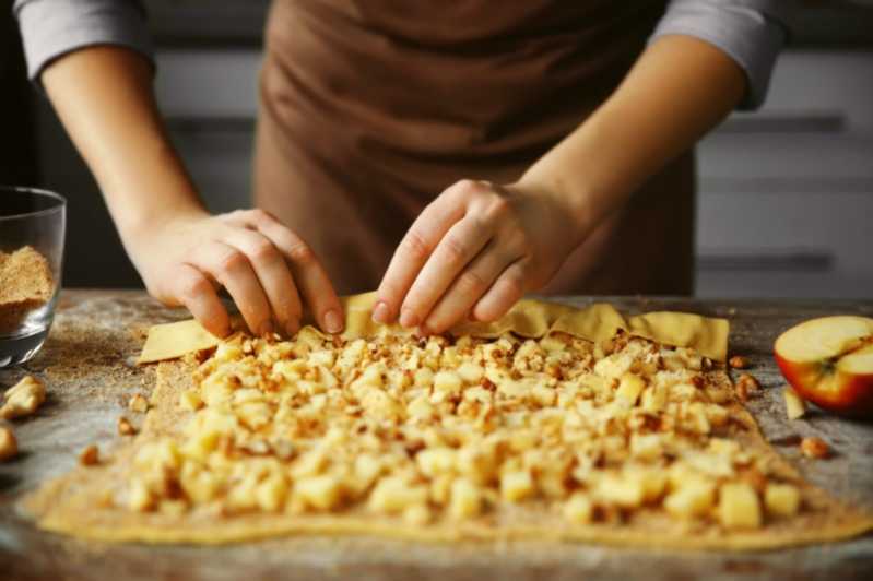 Un vero apfelstrudel è fatto con pasta sfoglia impastata a mano e mele locali. Fonte: Africa Studio / Shutterstock. \[…\]