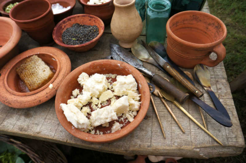A Pompei si mangiava formaggio all’aglio, frutta, verdura, pane, miele e salse a base di pesce. Fonte: Peter Lorimer / Shutterstock.

\[…\]