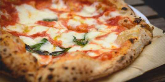 Le migliori pizzerie di Napoli – Fonte: Shutterstock \[…\]

[Leggi tutto…](https://quisine.quandoo.it/guide/15-migliori-pizzerie-napoli/attachment/shutterstock_699548020-1/)