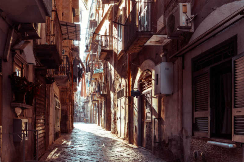 Rione a Napoli – Fonte: Shutterstock \[…\]

[Leggi tutto…](https://quisine.quandoo.it/stories/pasticceria-geniale-dolci-napoli/attachment/rione-napoli-2/)