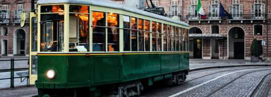 Piazza Castello a Torino – Fonte: Shutterstock \[…\]

[Leggi tutto…](https://quisine.quandoo.it/trend/ristoranti-strani-torino/attachment/shutterstock_586705832/)