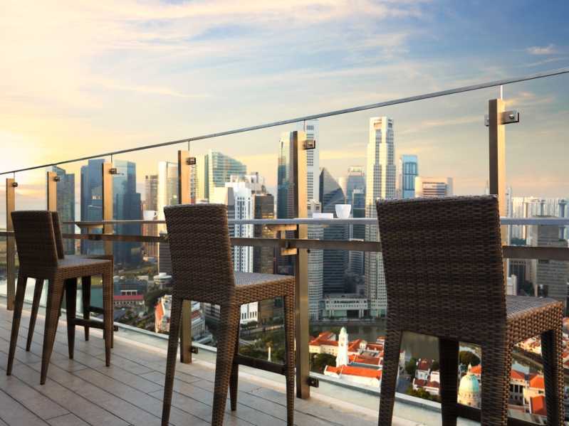 Rooftop bars in Singapore with a view of the city skyline