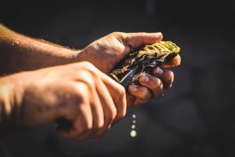 Perfect holding technique. Source: Shutterstock \[…\]

[Read More…](https://quisine.quandoo.co.uk/guide/how-to-eat-oysters-london/attachment/oyster-shuck/)