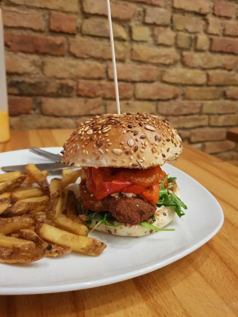 The vegan ‘Chicken Cheeseburger’ from Lia’s Kitchen in Berlin \[…\]

[Re](https://quisine.quandoo.co.uk/guide/best-burgers-prenzlauer-berg/attachment/lias-kitchen-1/)