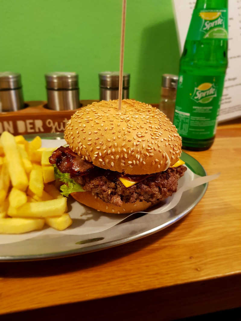 Bacon & Cheese burger at 5 Places, Simon-Dach-Strsse, Berlin \[…\]

[Read More…](https://quisine.quandoo.co.uk/guide/best-burgers-friedrichshain/attachment/5-places/)