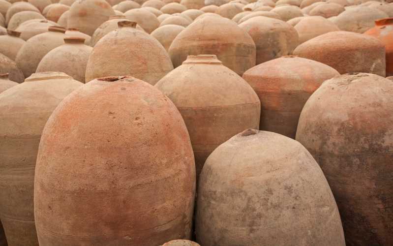 Piskos: ancient ceramic amphorae for storing pisco. Source: Shutterstock.

\[…\]