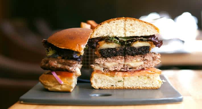 A Lebowski burger in all its glory. Source: Quandoo \[…\]

[Read More…](https://quisine.quandoo.co.uk/guide/best-burger-edinburgh/attachment/lebowskis/)