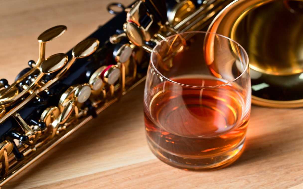\[…\]

[Read More…](https://quisine.quandoo.co.uk/guide/jazz-n-a-meal-in-milan/attachment/saxophone-whiskey-table-jazz/)