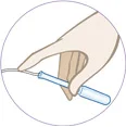 Sobre un fondo blanco y dentro de un círculo aparece una mano sosteniendo un tampón con un aplicador y una cuerda.
