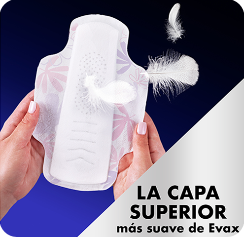 Manos sujetando compresa con la capa superior más suave de Evax.