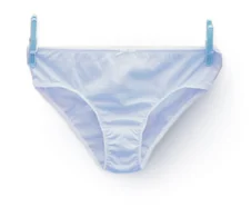 Sobre fondo blanco, bragas azules de mujer del tipo calzones. Tienen broches de lencería en dos bordes.