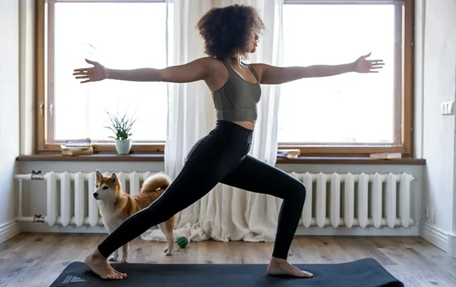 Mujer haciendo ejercicio durante la menstruación