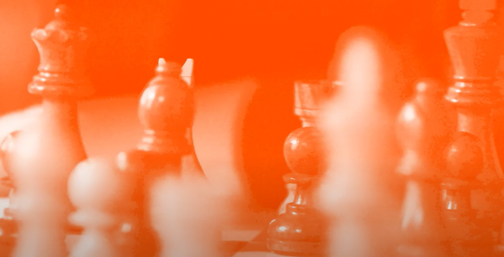 Figuras de ajedrez borrosas en el tablero
