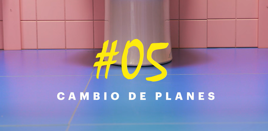 Sobre un fondo de azulejos rosas y azules aparece un símbolo amarillo: hashtag 05. Debajo hay un texto : Cambio de planes.