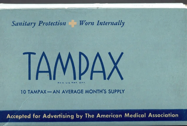 Un texto grande de color azul oscuro: TAMPAX, y por encima de él: Sanitary Protection + Worn Internally.
