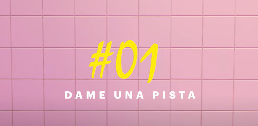 Sobre un fondo rectangular de azulejos rosas aparece un símbolo amarillo: hashtag 01, con texto blanco debajo: Dame una pista.