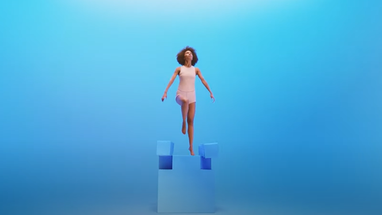 Sobre un fondo azul hay una plataforma azul sobre la que una joven salta con una pierna doblada mirando hacia arriba.