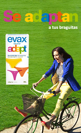 Una mujer riéndose pasa en bicicleta por delante del césped. En el fondo, un paquete de salvaslips EVAX Adapt y su descripción.