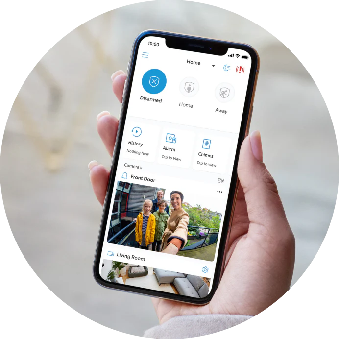 Telefono con app Ring aperta che mostra video in diretta dei visitatori alla porta e stato del dispositivo.