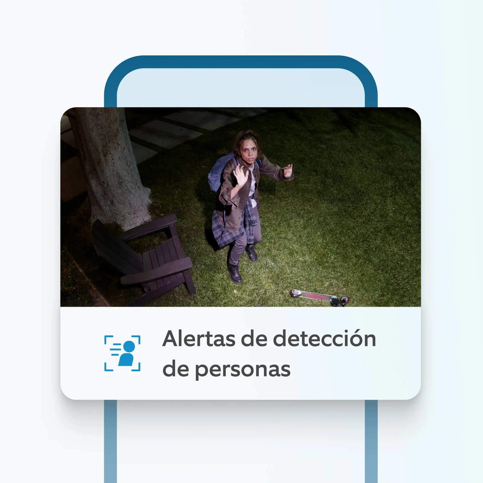 Mujer de pie cerca de un banco y un patinete infantil detectada en el jardín por la noche por cámara Ring.