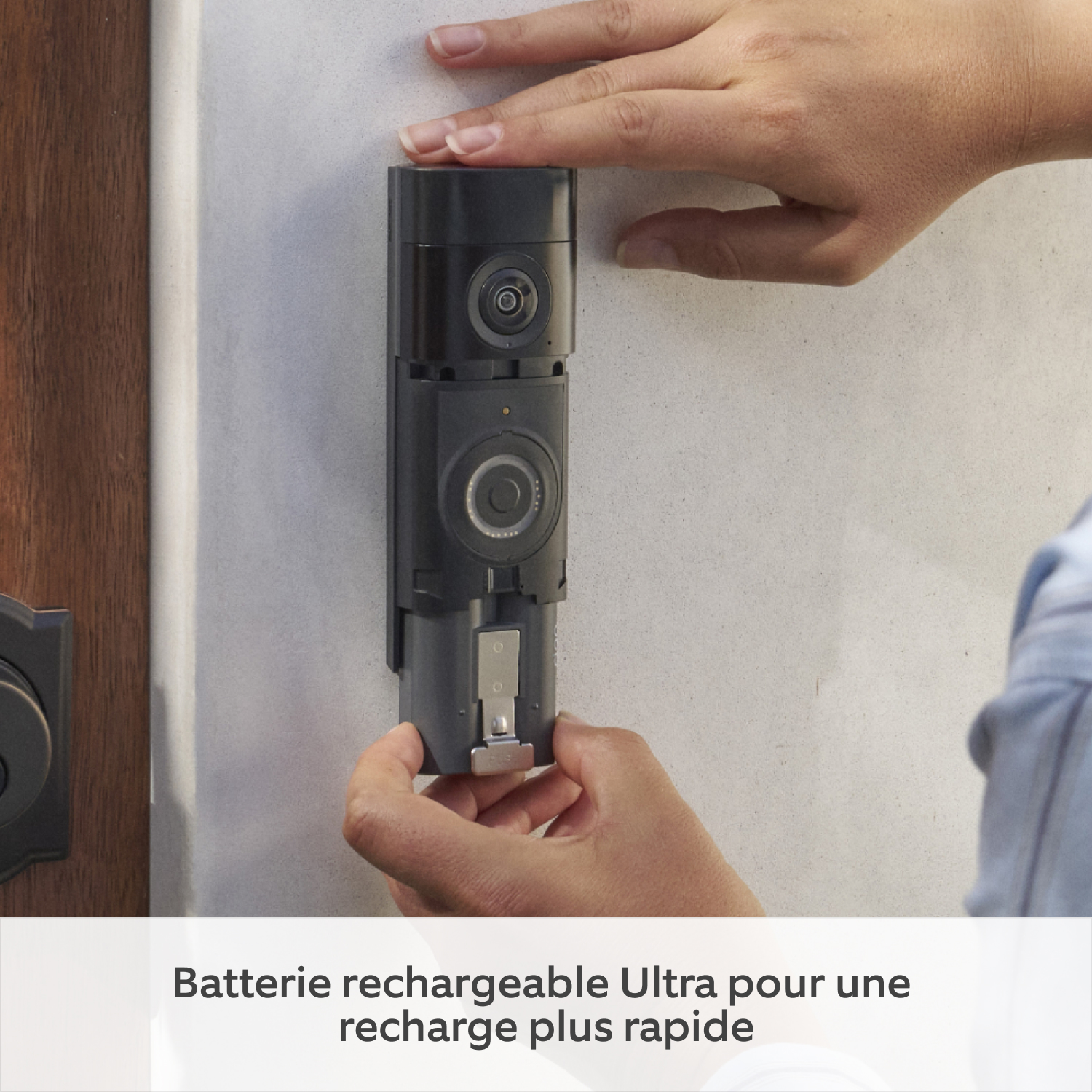 Sonnette vidéo Pro sans fil (nouvelle génération) (for Battery Video Doorbell Pro) - Livreur entrant dans l’allée avec un bouquet de fleurs ; section d’image zoomée sur la partie supérieure du corps