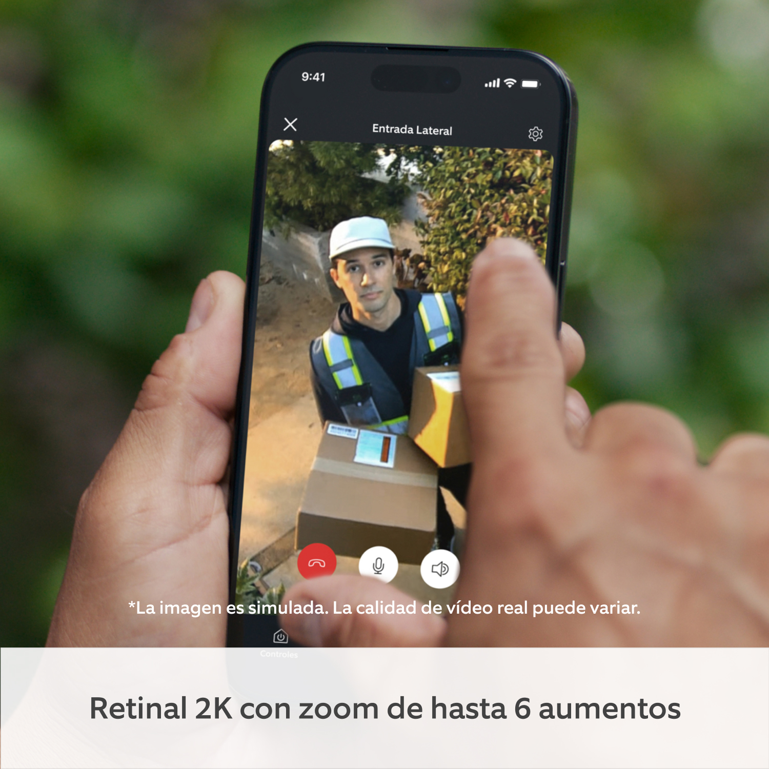 Cámara exterior con batería (última generación) (for Outdoor Camera Battery) - Mano sosteniendo un smartphone con la app Ring mostrando la cámara Side Gate y una persona con chaleco de seguridad.