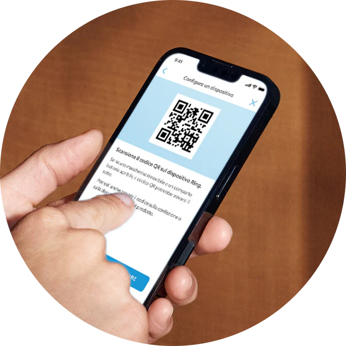 Telefono che mostra la schermata di configurazione dell'app Ring con codice QR per la connessione del dispositivo.
