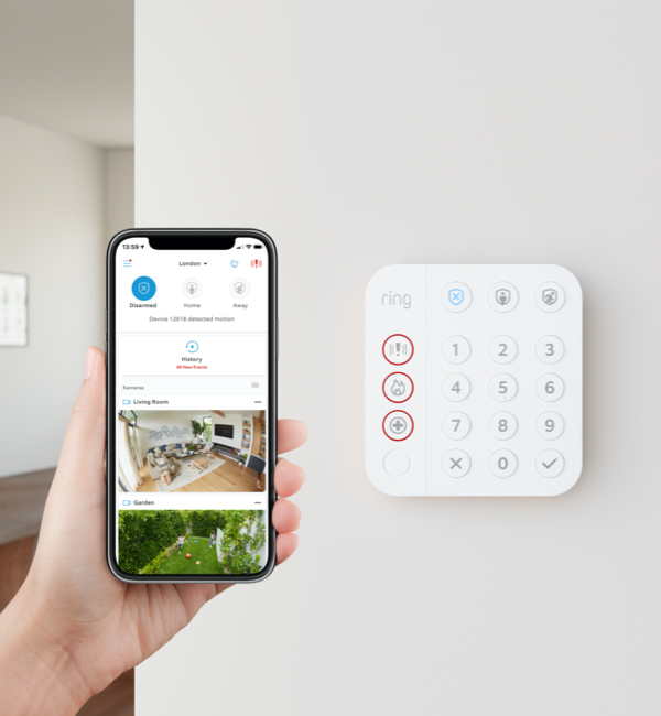 Téléphone avec l'app Ring à côté du Ring Alarm Keypad, montrant le contrôle et les alertes avec sauvegarde cellulaire.
