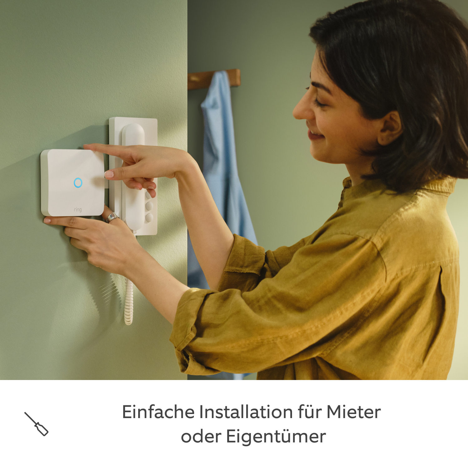 Ring Video-Türspion 54-75mm + Ring Intercom Audio (Door View Cam + Ring Intercom Audio) - Ein Mädchen, das eine Ring Intercom Audio installiert